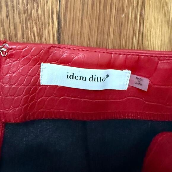 Red leather embossed mini skirt - size small - Picture 3 of 5